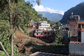 पहिरोले बेनी बजारका १२ घरमा क्षति, सय घर जोखिममा